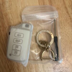 NWOT. Toyota Avalon Highlander Elegant White Key Fob Cover with Gold Keychain